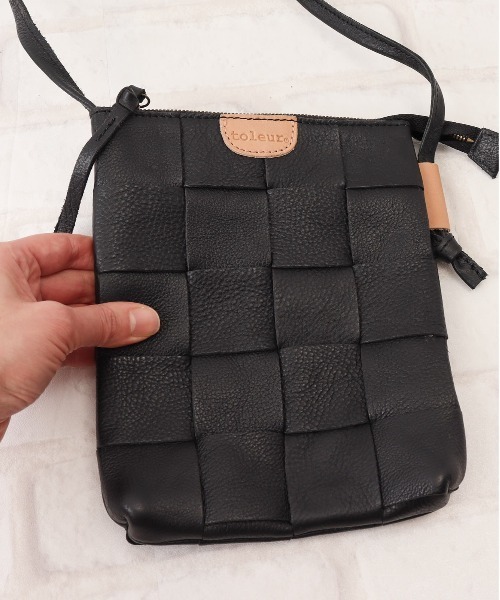 toleur(トーラ)の「toleur カウレザー太メッシュサコッシュ(ショルダーバッグ・レディース・ブラック/キャメル/ワイン/グリーン/グレイッシュベージュ・FREE)」の18枚目の写真