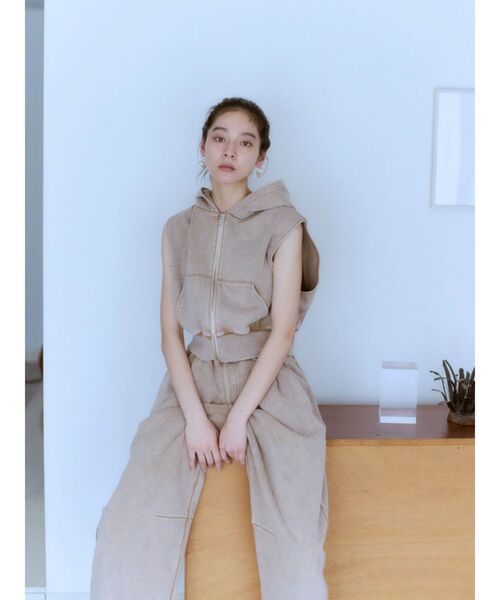 Ungrid（アングリッド）の「ヴィンテージウォッシュジップノースリパーカー（パーカー・レディース・チャコールグレー/ベージュ・FREE）」の3枚目の写真