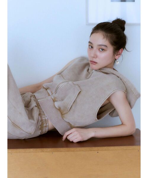 Ungrid（アングリッド）の「ヴィンテージウォッシュジップノースリパーカー（パーカー・レディース・チャコールグレー/ベージュ・FREE）」の4枚目の写真