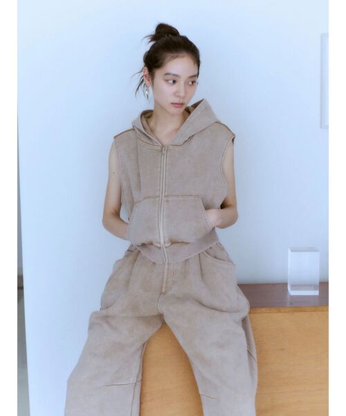 Ungrid（アングリッド）の「ヴィンテージウォッシュジップノースリパーカー（パーカー・レディース・チャコールグレー/ベージュ・FREE）」の6枚目の写真