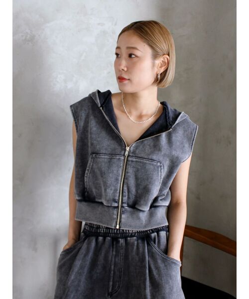 Ungrid（アングリッド）の「ヴィンテージウォッシュジップノースリパーカー（パーカー・レディース・チャコールグレー/ベージュ・FREE）」の11枚目の写真