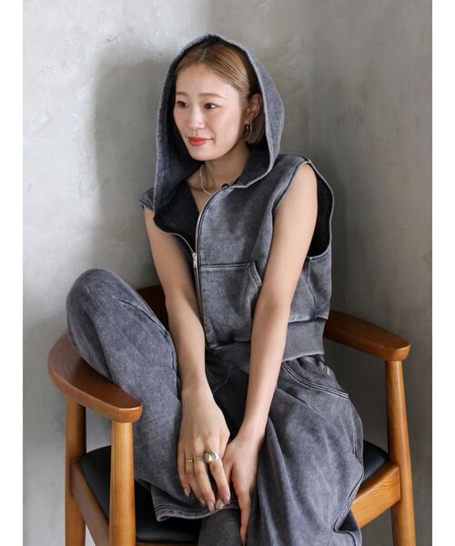 Ungrid（アングリッド）の「ヴィンテージウォッシュジップノースリパーカー（パーカー・レディース・チャコールグレー/ベージュ・FREE）」の12枚目の写真