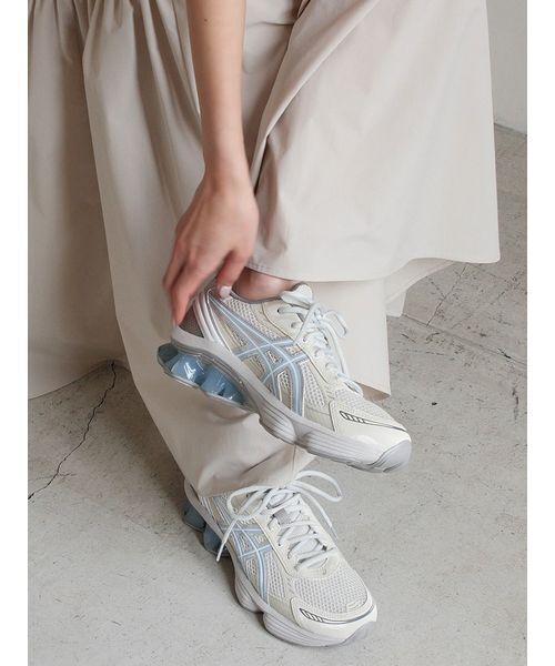 ASICS（アシックス）の「【ASICS for emmi】GEL-KINETIC FLUENT（スニーカー・レディース・ホワイト・24/23.5/23/22.5/28.5/28/27.5/27/26.5/26/25.5/25/24.5）」の2枚目の写真