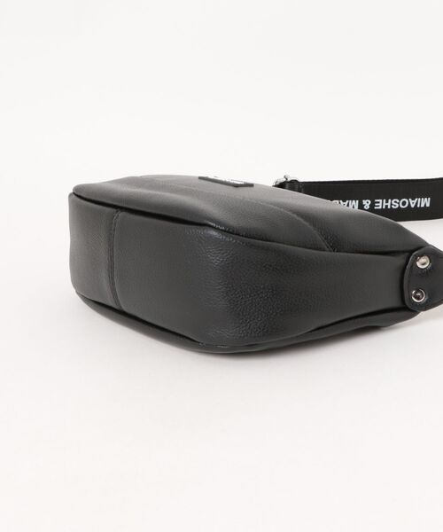 florist（フローリスト）の「2WAY レザータッチワイドショルダーバッグ / 500mlペットボトル収納可（ボディバッグ/ウエストポーチ・レディース・ブラック/オフホワイト/シルバー・FREE）」の6枚目の写真