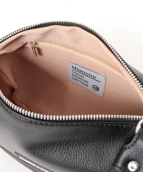 florist（フローリスト）の「2WAY レザータッチワイドショルダーバッグ / 500mlペットボトル収納可（ボディバッグ/ウエストポーチ・レディース・ブラック/オフホワイト/シルバー・FREE）」の5枚目の写真