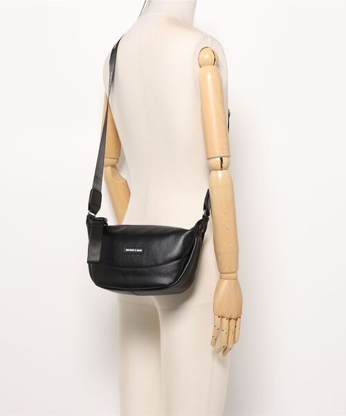 florist（フローリスト）の「2WAY レザータッチワイドショルダーバッグ / 500mlペットボトル収納可（ボディバッグ/ウエストポーチ・レディース・ブラック/オフホワイト/シルバー・FREE）」の4枚目の写真