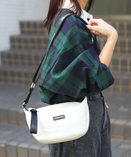 florist（フローリスト）の「2WAY レザータッチワイドショルダーバッグ / 500mlペットボトル収納可（ボディバッグ/ウエストポーチ・レディース・ブラック/オフホワイト/シルバー・FREE）」の2枚目の写真