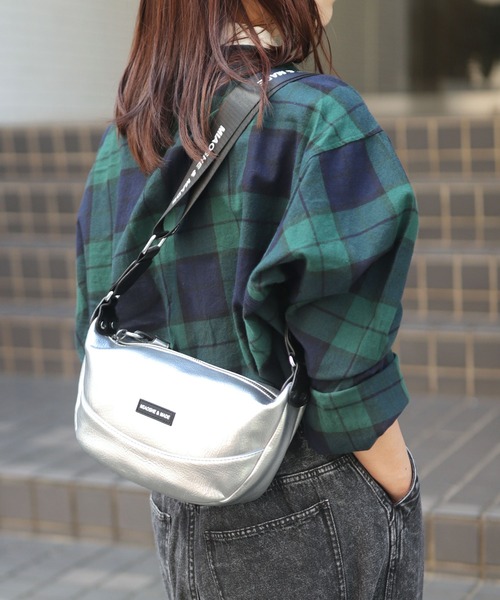 florist（フローリスト）の「2WAY レザータッチワイドショルダーバッグ / 500mlペットボトル収納可（ボディバッグ/ウエストポーチ・レディース・ブラック/オフホワイト/シルバー・FREE）」の3枚目の写真