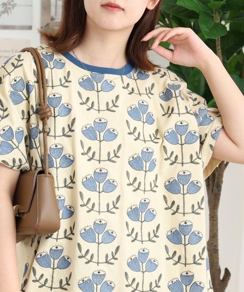 Emago(イマゴ)の「EMAGO 大柄花刺繍ドルマンT(Tシャツ/カットソー・レディース・ネイビー/ブラック/アイボリー・FREE)」の1枚目の写真