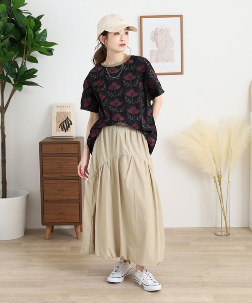 Emago(イマゴ)の「EMAGO 大柄花刺繍ドルマンT(Tシャツ/カットソー・レディース・ネイビー/ブラック/アイボリー・FREE)」の7枚目の写真