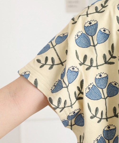 Emago(イマゴ)の「EMAGO 大柄花刺繍ドルマンT(Tシャツ/カットソー・レディース・ネイビー/ブラック/アイボリー・FREE)」の9枚目の写真