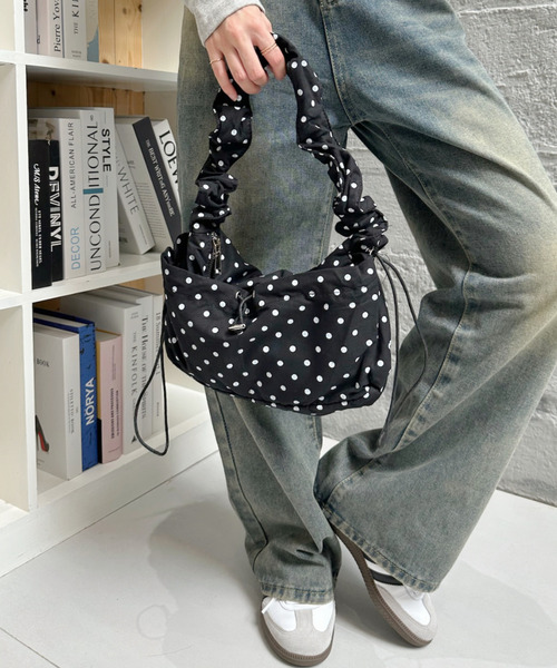 Ada.(エイダ)の「ドットデザイン シャーリングショルダーバッグ(ショルダーバッグ・レディース・ベージュ/ホワイト/ブラック・FREE)」の11枚目の写真