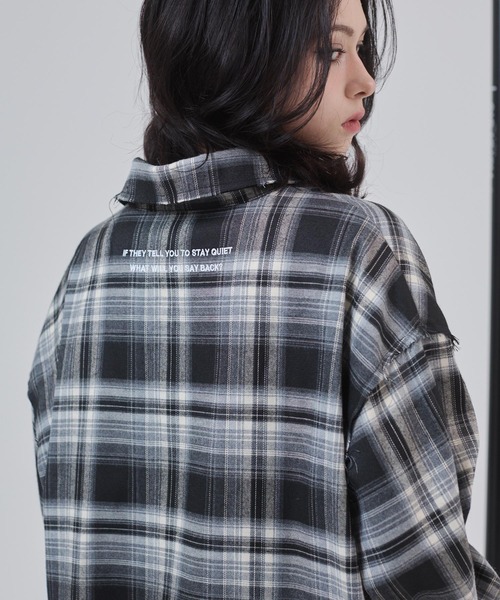 ENVYM（アンビー）の「カットオフオーバーチェックシャツ（シャツ/ブラウス・レディース・ブラック/ブラウン・FREE）」の2枚目の写真
