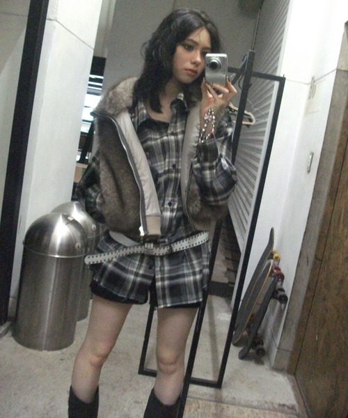 ENVYM（アンビー）の「カットオフオーバーチェックシャツ（シャツ/ブラウス・レディース・ブラック/ブラウン・FREE）」の4枚目の写真