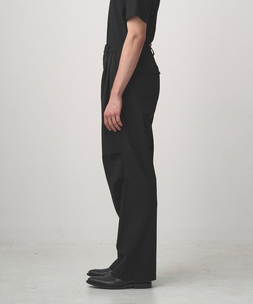 Juha（ユハ）の「SOFT SHELL KNEE-TUCK PANTS（カーゴパンツ・メンズ・チャコールグレー/ブラック・2/3/4）」の3枚目の写真