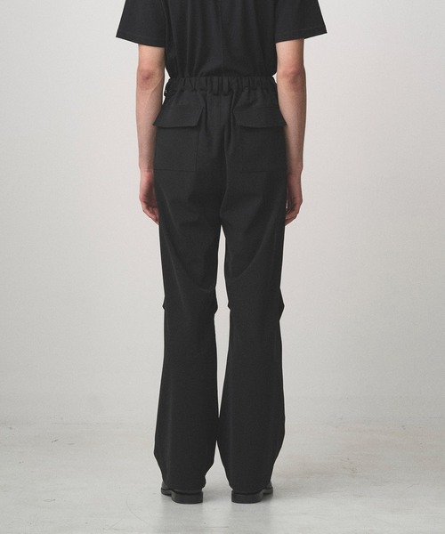 Juha（ユハ）の「SOFT SHELL KNEE-TUCK PANTS（カーゴパンツ・メンズ・チャコールグレー/ブラック・2/3/4）」の4枚目の写真