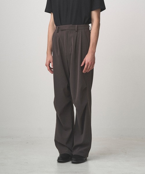 Juha（ユハ）の「SOFT SHELL KNEE-TUCK PANTS（カーゴパンツ・メンズ・チャコールグレー/ブラック・2/3/4）」の5枚目の写真