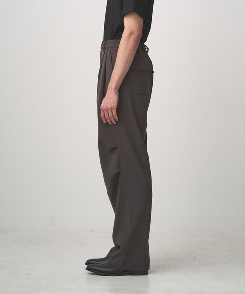 Juha（ユハ）の「SOFT SHELL KNEE-TUCK PANTS（カーゴパンツ・メンズ・チャコールグレー/ブラック・2/3/4）」の6枚目の写真