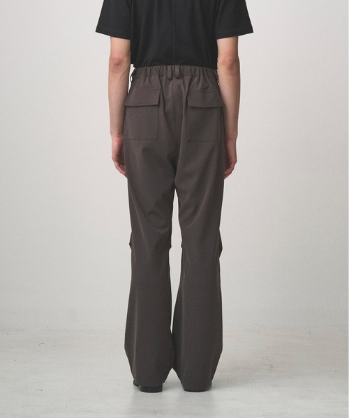 Juha（ユハ）の「SOFT SHELL KNEE-TUCK PANTS（カーゴパンツ・メンズ・チャコールグレー/ブラック・2/3/4）」の7枚目の写真