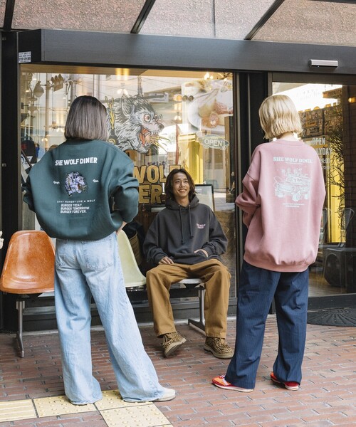 FREAK'S STORE(フリークスストア)の「限定展開 SHE WOLF DINER×FREAK'S STORE/シーウルフダイナー 別注 ビッグシルエット バックプリント POパーカー/フーディー/CAR(スウェット・メンズ・アッシュグレー/チャコールグレー/ピンク・LARGE/MEDIUM/SMALL)」の4枚目の写真