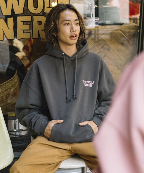 FREAK'S STORE(フリークスストア)の「限定展開 SHE WOLF DINER×FREAK'S STORE/シーウルフダイナー 別注 ビッグシルエット バックプリント POパーカー/フーディー/CAR(スウェット・メンズ・アッシュグレー/チャコールグレー/ピンク・LARGE/MEDIUM/SMALL)」の5枚目の写真
