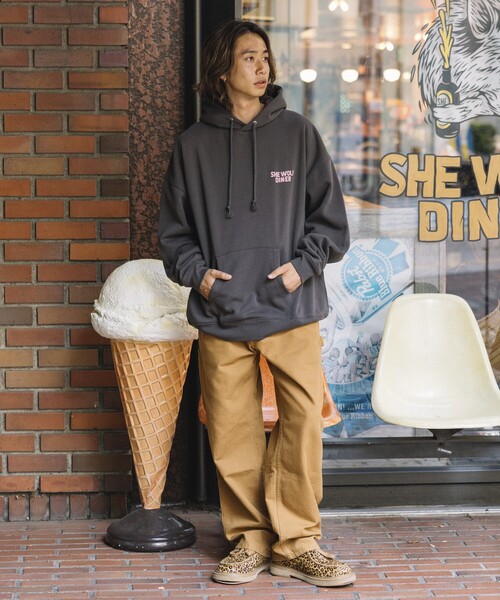 FREAK'S STORE(フリークスストア)の「限定展開 SHE WOLF DINER×FREAK'S STORE/シーウルフダイナー 別注 ビッグシルエット バックプリント POパーカー/フーディー/CAR(スウェット・メンズ・アッシュグレー/チャコールグレー/ピンク・LARGE/MEDIUM/SMALL)」の8枚目の写真