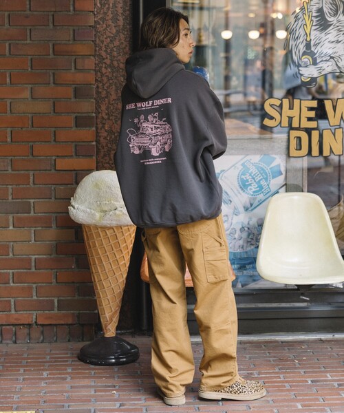 FREAK'S STORE(フリークスストア)の「限定展開 SHE WOLF DINER×FREAK'S STORE/シーウルフダイナー 別注 ビッグシルエット バックプリント POパーカー/フーディー/CAR(スウェット・メンズ・アッシュグレー/チャコールグレー/ピンク・LARGE/MEDIUM/SMALL)」の9枚目の写真
