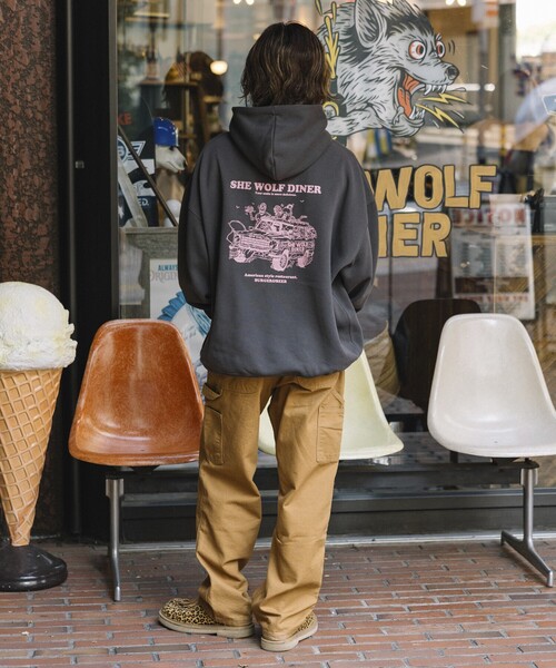 FREAK'S STORE(フリークスストア)の「限定展開 SHE WOLF DINER×FREAK'S STORE/シーウルフダイナー 別注 ビッグシルエット バックプリント POパーカー/フーディー/CAR(スウェット・メンズ・アッシュグレー/チャコールグレー/ピンク・LARGE/MEDIUM/SMALL)」の10枚目の写真