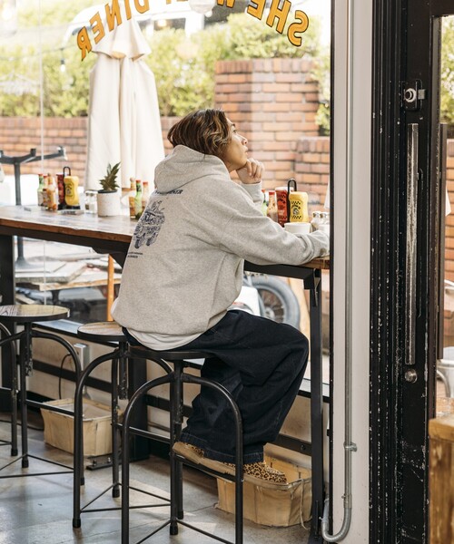 FREAK'S STORE(フリークスストア)の「限定展開 SHE WOLF DINER×FREAK'S STORE/シーウルフダイナー 別注 ビッグシルエット バックプリント POパーカー/フーディー/CAR(スウェット・メンズ・アッシュグレー/チャコールグレー/ピンク・LARGE/MEDIUM/SMALL)」の11枚目の写真