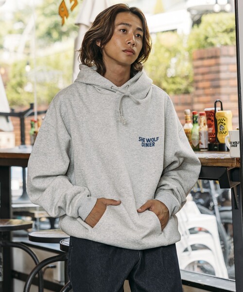 FREAK'S STORE(フリークスストア)の「限定展開 SHE WOLF DINER×FREAK'S STORE/シーウルフダイナー 別注 ビッグシルエット バックプリント POパーカー/フーディー/CAR(スウェット・メンズ・アッシュグレー/チャコールグレー/ピンク・LARGE/MEDIUM/SMALL)」の14枚目の写真