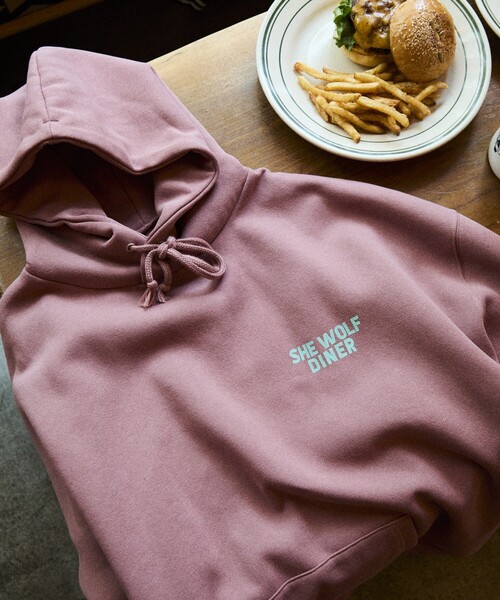 FREAK'S STORE(フリークスストア)の「限定展開 SHE WOLF DINER×FREAK'S STORE/シーウルフダイナー 別注 ビッグシルエット バックプリント POパーカー/フーディー/CAR(スウェット・メンズ・アッシュグレー/チャコールグレー/ピンク・LARGE/MEDIUM/SMALL)」の15枚目の写真