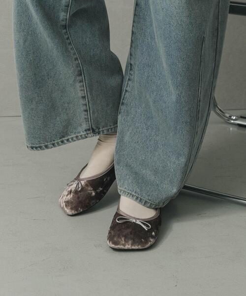 SENSE OF PLACE by URBAN RESEARCH（センスオブプレイスバイアーバンリサーチ）の「ベロアスクエアフラットシューズ（バレエシューズ・レディース・ブラウン/ブラック/グレー・LARGE/SMALL/MEDIUM）」の2枚目の写真