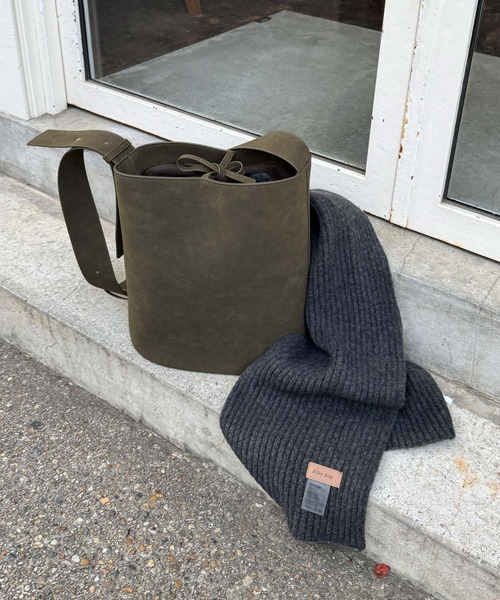 CANAL JEAN（キャナルジーン）の「diggity　フェイクスエードバケットバッグ（ショルダーバッグ・レディース・オリーブ・ONE SIZE）」の2枚目の写真