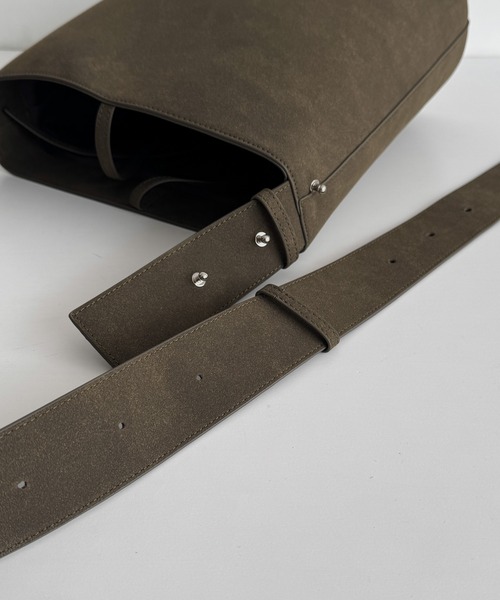 CANAL JEAN（キャナルジーン）の「diggity　フェイクスエードバケットバッグ（ショルダーバッグ・レディース・オリーブ・ONE SIZE）」の9枚目の写真