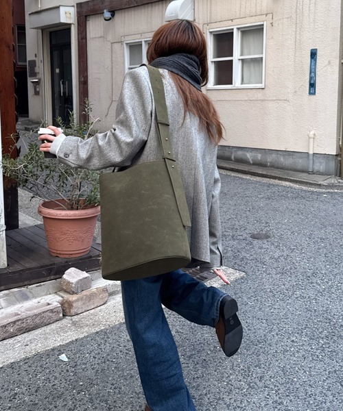 CANAL JEAN（キャナルジーン）の「diggity　フェイクスエードバケットバッグ（ショルダーバッグ・レディース・オリーブ・ONE SIZE）」の14枚目の写真