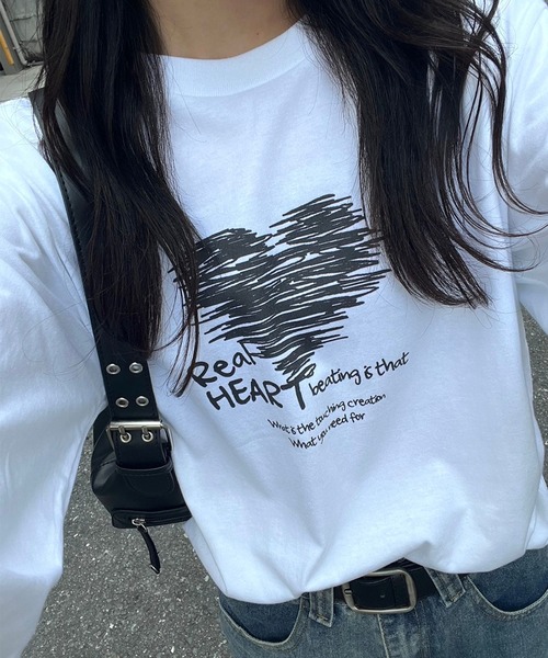 etta(エタ)の「ハート英字ロンT/長袖Tシャツ(Tシャツ/カットソー・レディース・ホワイト・MEDIUM/X-LARGE/SMALL/LARGE/X-SMALL)」の2枚目の写真