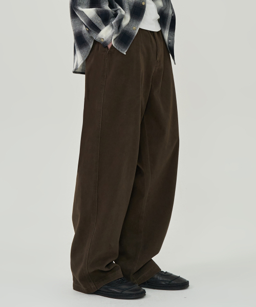 TOFFEE(トフィー)の「カーブドチノパンツ (ブラウン)(その他パンツ・メンズ・その他・SMALL/MEDIUM/LARGE/X-LARGE)」の1枚目の写真