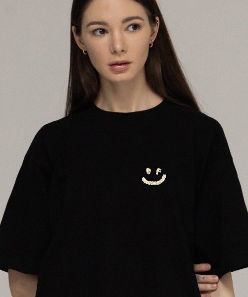 GRAVER（グレーバー）の「[ユニセックス]スモールマルチフラワードローイングスマイル半袖Tシャツ_ブラック（Tシャツ/カットソー・レディース・ブラック・X-LARGE/SMALL/MEDIUM/LARGE）」の2枚目の写真