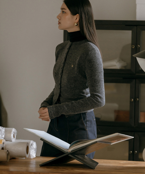 MAYVERU(メイバーユー)の「Quarry Wool Cardigan Knitwear _ Gray(カーディガン/ボレロ・レディース・チャコールグレー・SMALL/MEDIUM)」の10枚目の写真
