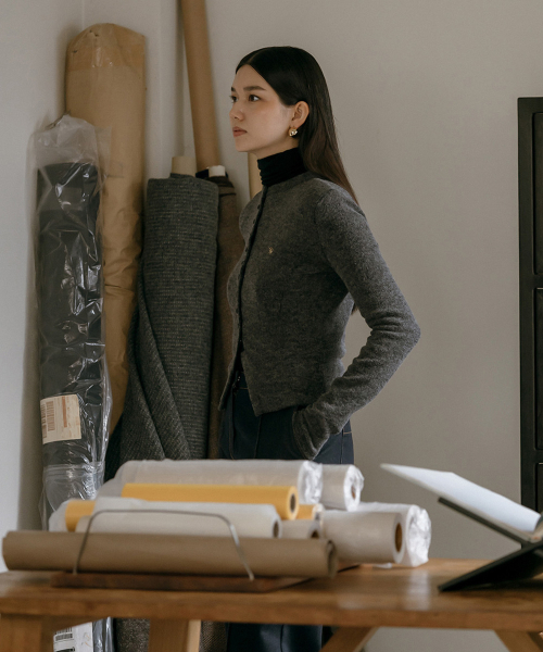 MAYVERU(メイバーユー)の「Quarry Wool Cardigan Knitwear _ Gray(カーディガン/ボレロ・レディース・チャコールグレー・SMALL/MEDIUM)」の9枚目の写真