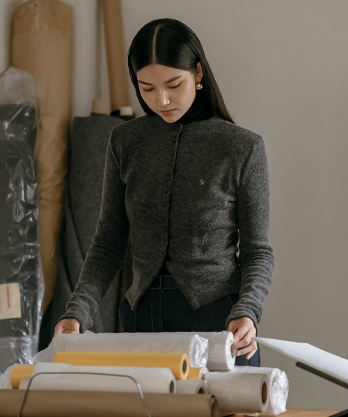 MAYVERU(メイバーユー)の「Quarry Wool Cardigan Knitwear _ Gray(カーディガン/ボレロ・レディース・チャコールグレー・SMALL/MEDIUM)」の8枚目の写真