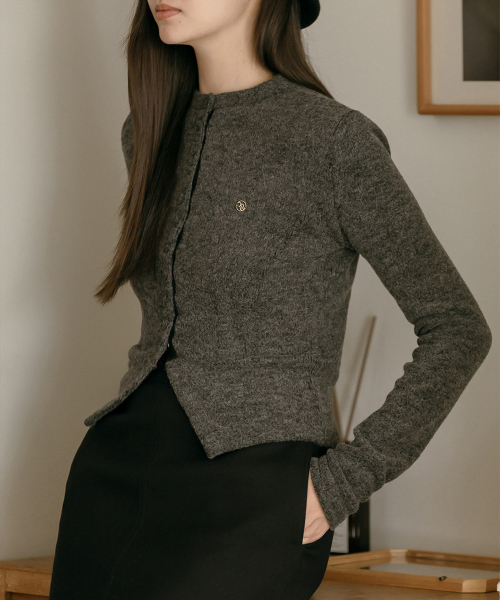 MAYVERU(メイバーユー)の「Quarry Wool Cardigan Knitwear _ Gray(カーディガン/ボレロ・レディース・チャコールグレー・SMALL/MEDIUM)」の4枚目の写真