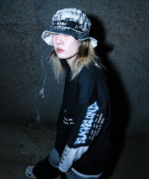 BLACK BLOND(ブラック ブロンド)の「ビビディ1982ノーシンパシー半袖Tシャツ(ブラック)(Tシャツ/カットソー・レディース・その他・MEDIUM/LARGE/X-LARGE)」の3枚目の写真