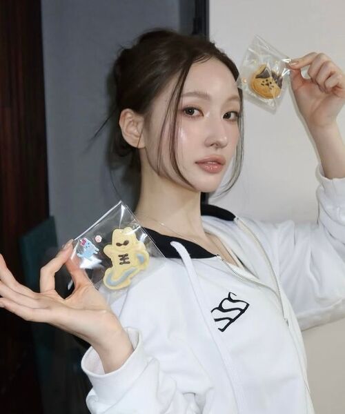 222(イトゥドゥル)の「HOODIE 004 (WHITE)(パーカー・レディース・ホワイト・FREE)」の2枚目の写真