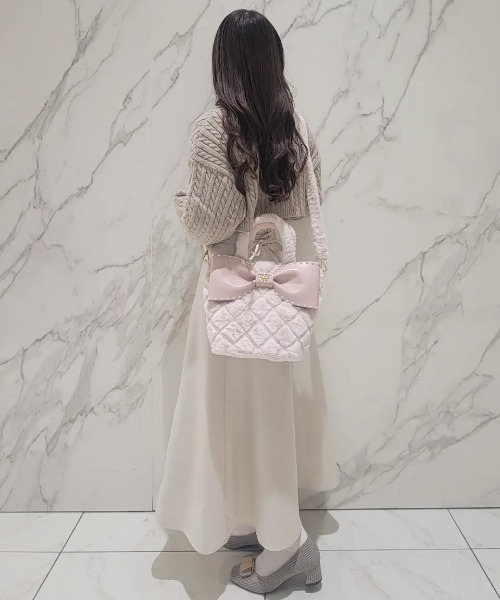 Maison de FLEUR（メゾンドフルール）の「フェイクファーパールリボントートバッグ（ハンドバッグ・レディース・ピンク/ホワイト・FREE）」の4枚目の写真