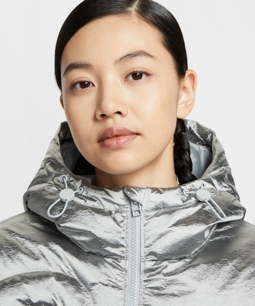 NIKE（ナイキ）の「NIKE Women's Therma-FIT Oversized Down Puffer Jacket（ナイキ ウィメンズ Therma-FIT オーバーサイズド ダウン パファー ジャケット）（ダウンジャケット/コート・レディース・シルバー系・SMALL/MEDIUM/LARGE）」の4枚目の写真