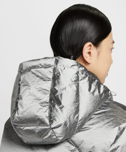 NIKE（ナイキ）の「NIKE Women's Therma-FIT Oversized Down Puffer Jacket（ナイキ ウィメンズ Therma-FIT オーバーサイズド ダウン パファー ジャケット）（ダウンジャケット/コート・レディース・シルバー系・SMALL/MEDIUM/LARGE）」の5枚目の写真