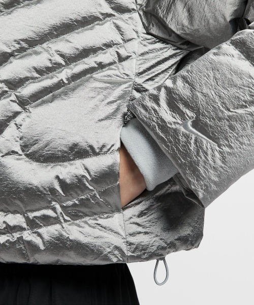 NIKE（ナイキ）の「NIKE Women's Therma-FIT Oversized Down Puffer Jacket（ナイキ ウィメンズ Therma-FIT オーバーサイズド ダウン パファー ジャケット）（ダウンジャケット/コート・レディース・シルバー系・SMALL/MEDIUM/LARGE）」の6枚目の写真