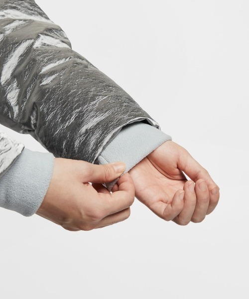 NIKE（ナイキ）の「NIKE Women's Therma-FIT Oversized Down Puffer Jacket（ナイキ ウィメンズ Therma-FIT オーバーサイズド ダウン パファー ジャケット）（ダウンジャケット/コート・レディース・シルバー系・SMALL/MEDIUM/LARGE）」の8枚目の写真