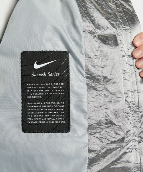 NIKE（ナイキ）の「NIKE Women's Therma-FIT Oversized Down Puffer Jacket（ナイキ ウィメンズ Therma-FIT オーバーサイズド ダウン パファー ジャケット）（ダウンジャケット/コート・レディース・シルバー系・SMALL/MEDIUM/LARGE）」の9枚目の写真